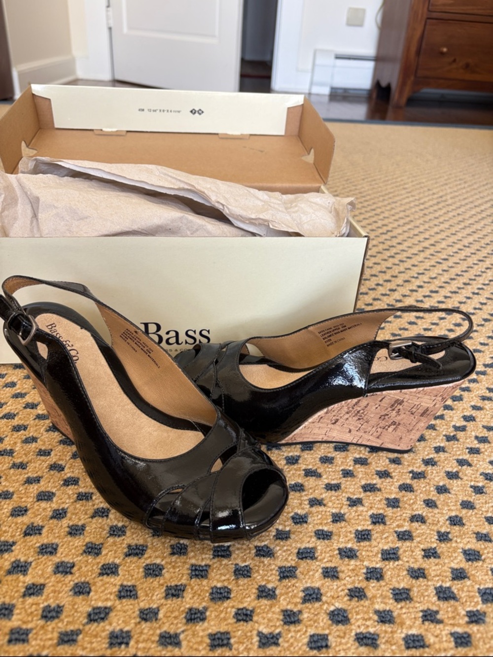 Bass black patent wedge sandals 🌹